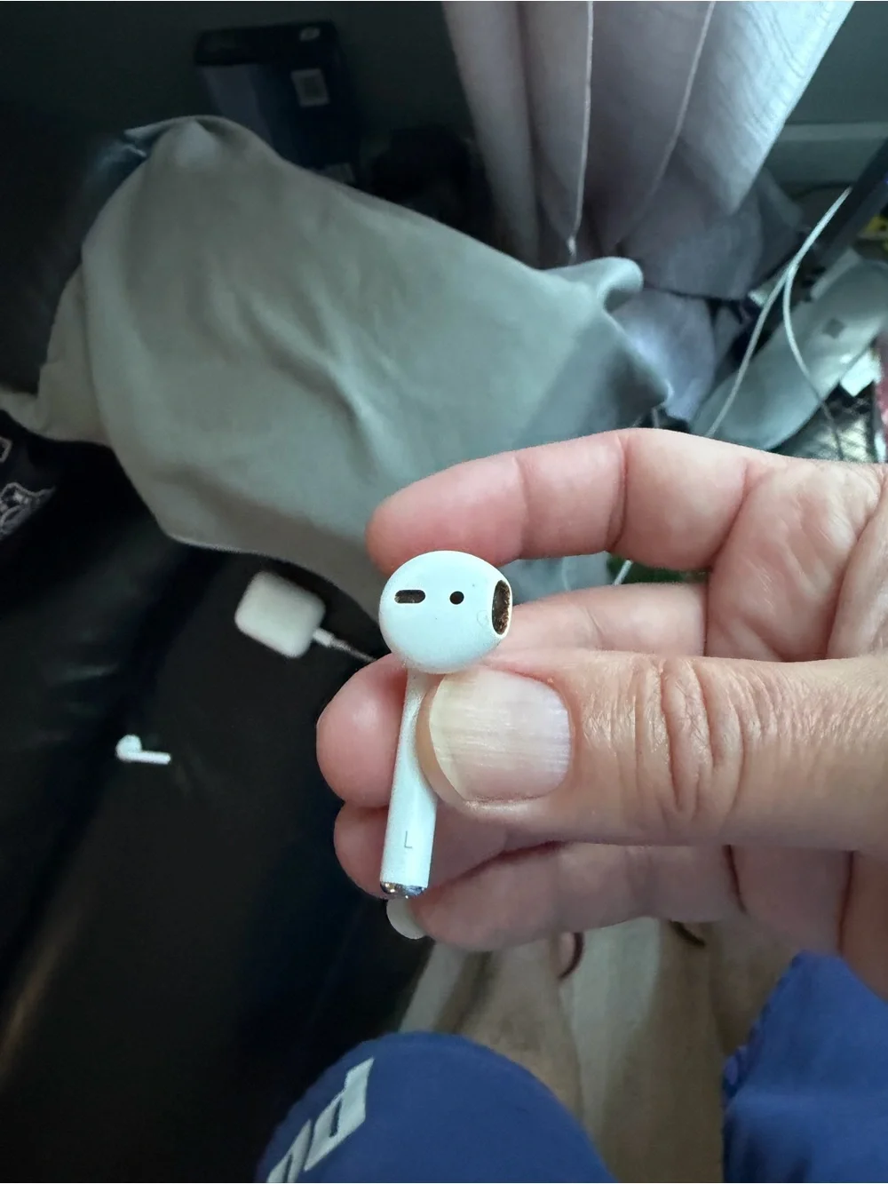 Apple White Wireless Earbuds with White Charging Case. (Authentic)